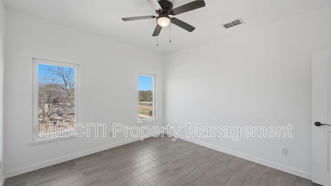 Building Photo - 895 E Mather St