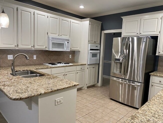 Building Photo - 627 Hampshire Dr