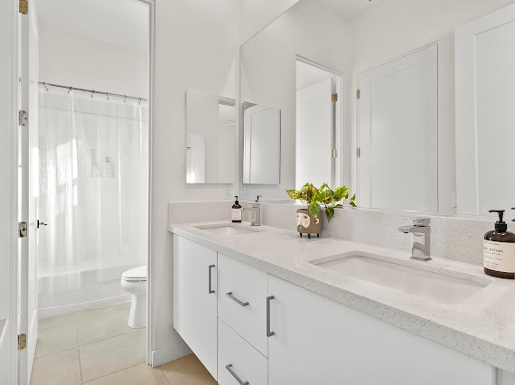 Guest bathroom - 3345 Ambassador Dr