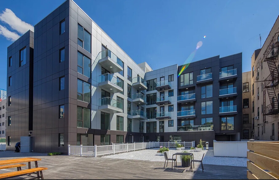 Courtyard - 1433 31st Ave