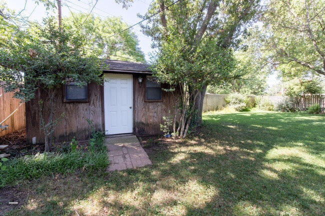 Building Photo - 1535 Primrose Dr