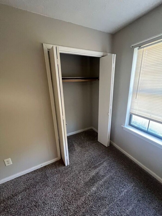 Building Photo - Ready Now!!! Cozy ranch 2 bedroom 1.5 bathroom duplex in Snellville!