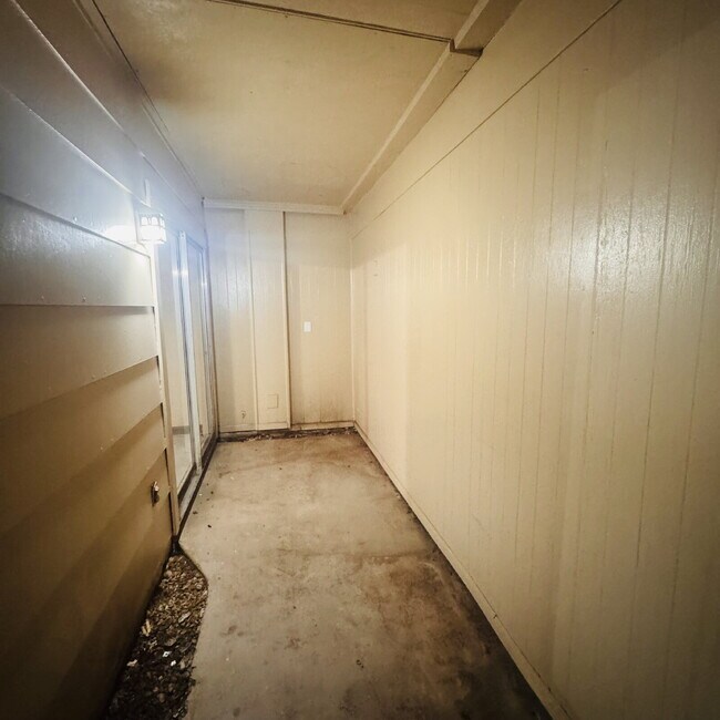 Building Photo - Spacious 3 Bedroom, 2.5 Bathroom Townhome in West End Beaumont