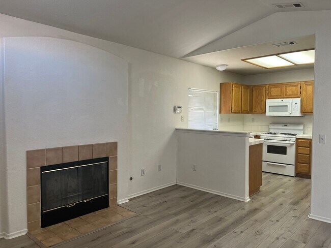 Building Photo - 3 bedroom 2 bathroom Home available in Vic...