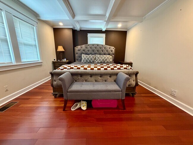 Building Photo - Stunning 4-Bed/2-Bath Home in the heart of Lansdowne! Available First Week of September!