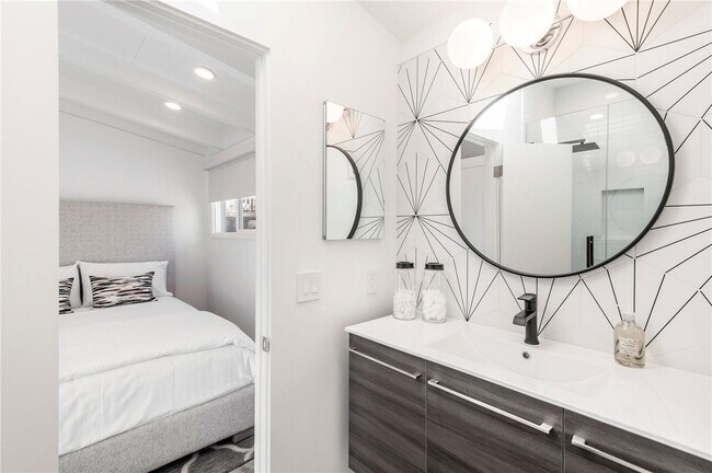 Building Photo - 816 The Strand