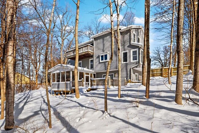 Building Photo - Beautiful Home surrounded by nature!
