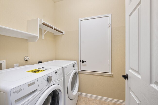 Building Photo - Peaceful 3 Bedroom, 2 Bath Home in Fantastic Paloma Lake Community!