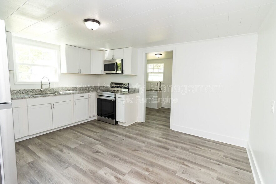 Building Photo - 108 Suggs St