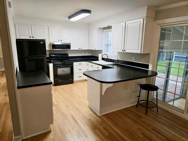 Building Photo - Charming ranch style home
