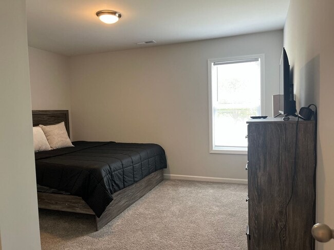 Building Photo - Lovely Energy Efficient Home In Smithfield...