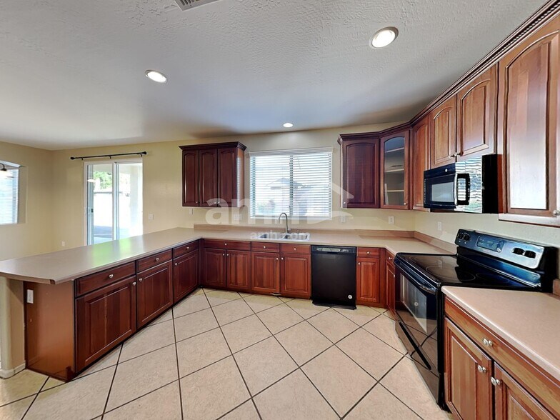 Building Photo - 15018 W Aster Dr