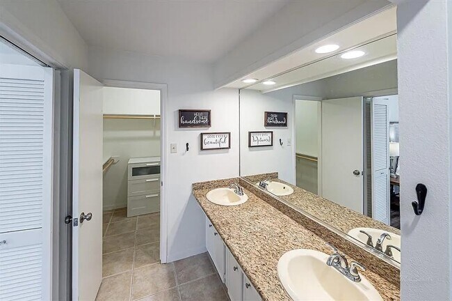 Building Photo - 14427 Briarhills Pkwy