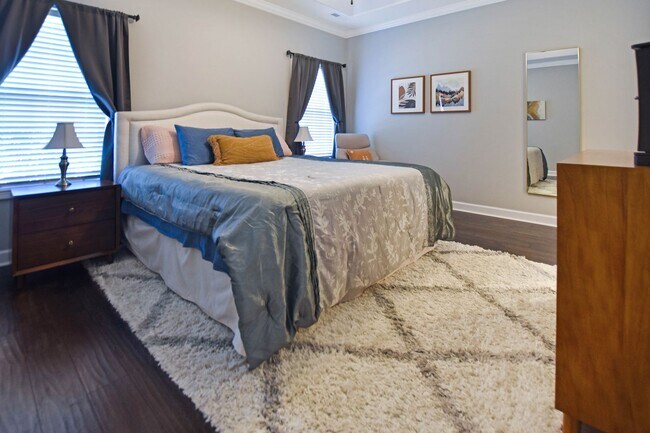 Building Photo - Pet Friendly Three Bedroom with Bonus in S...