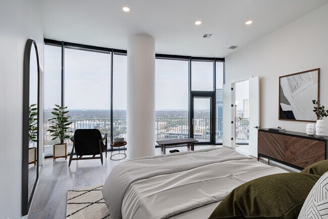 Building Photo - Sleek & Stylish 2/2 in the Heart of Downtown