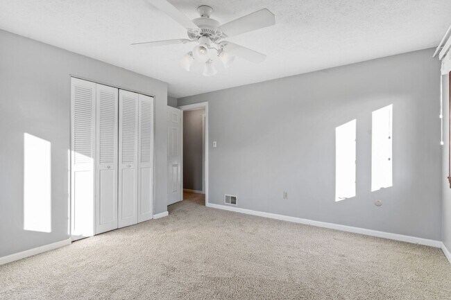 Building Photo - Spacious 4 Bed 2.5 Bath Home Located in North Hills School District - Available September 1st!