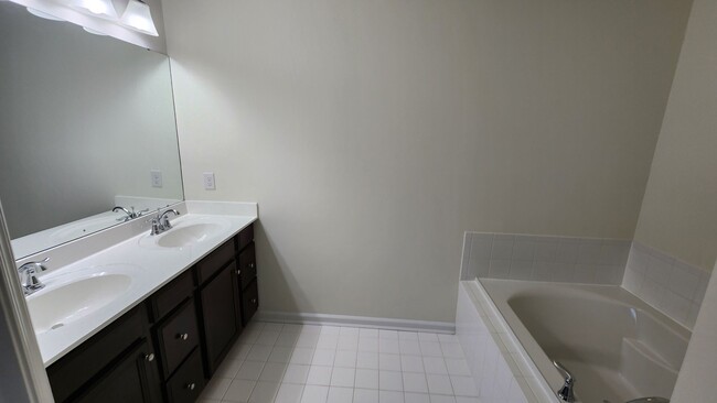 Building Photo - Spacious, Large, Luxury 3 Bedroom Townhous...