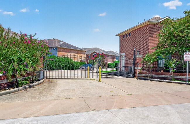 Building Photo - 5951 S Loop E