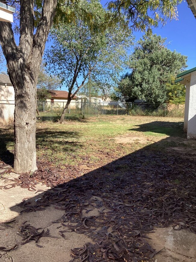 Building Photo - Spacious Vintage 3 Bed 1 Bath!