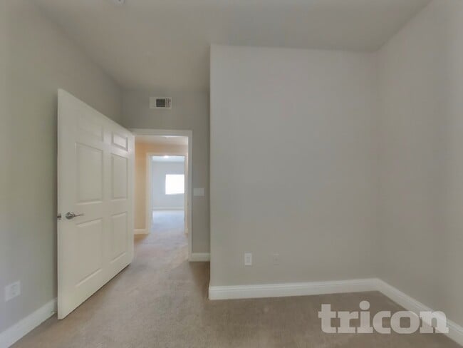 Building Photo - 10001 Woodcreek Oaks Blvd