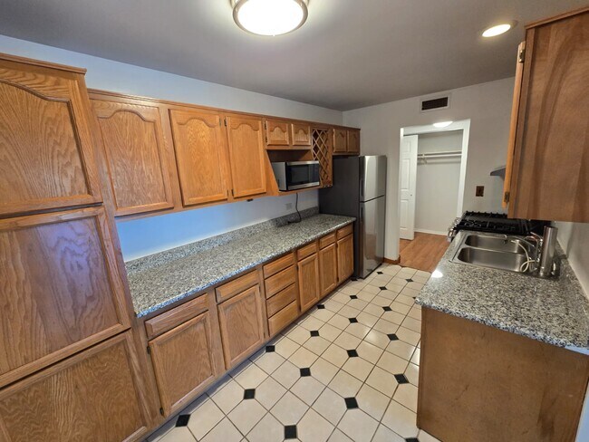 Building Photo - 5001 Carriage Way Dr