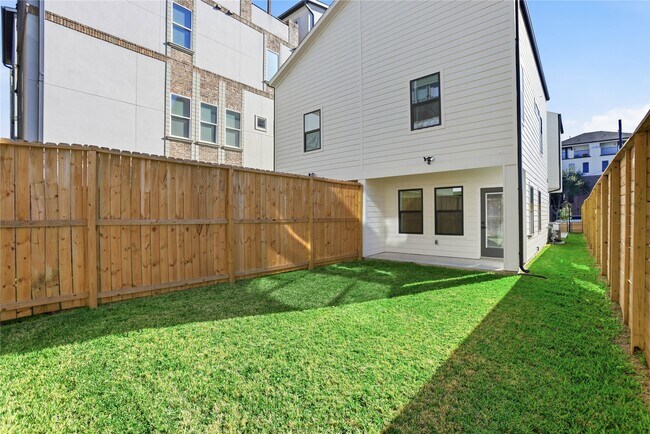 Building Photo - 712 Delano St