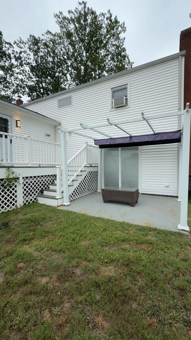 Building Photo - 17 Roslyn Dr