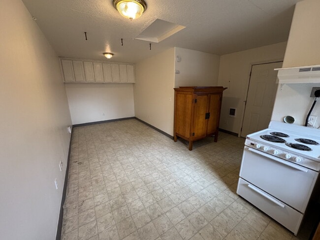 Building Photo - **One Window AC included** Studio Cottage ...