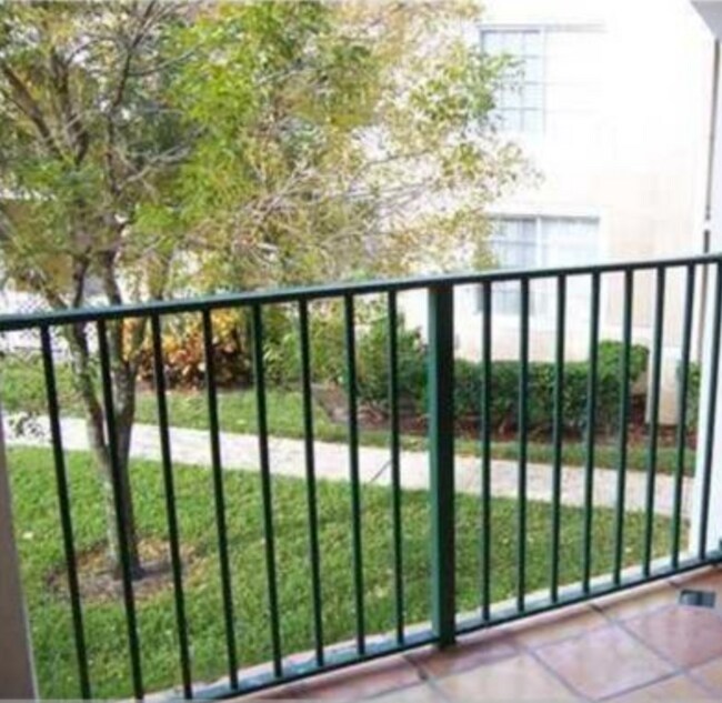 Building Photo - End unit with private side entrance!