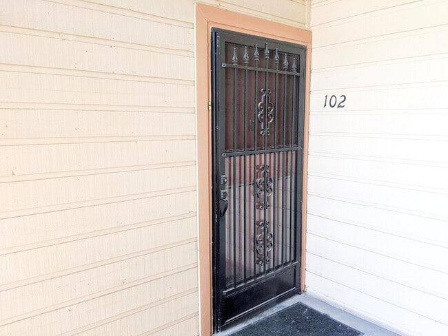 Building Photo - 1 Bedroom Condo (Available Immediately)