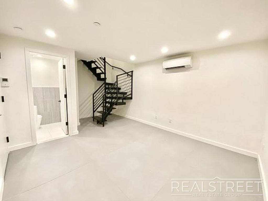 Building Photo - Gorgeous New 3 Bed 1.5 Bath Near Prospect ...