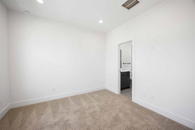 Building Photo - 6735 Peerless St