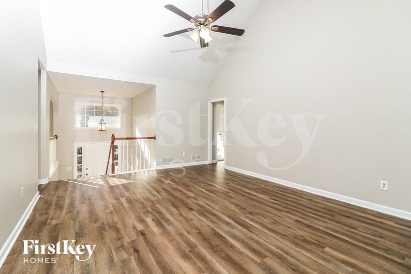 Building Photo - 5940 Seven Oaks Dr