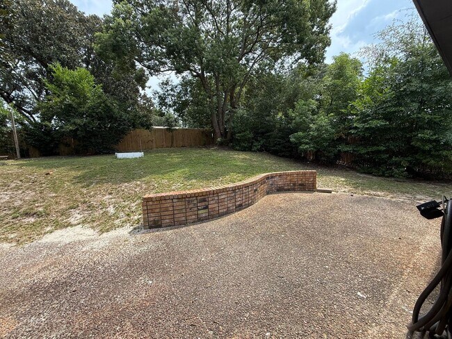 Building Photo - 420 Dolphin St
