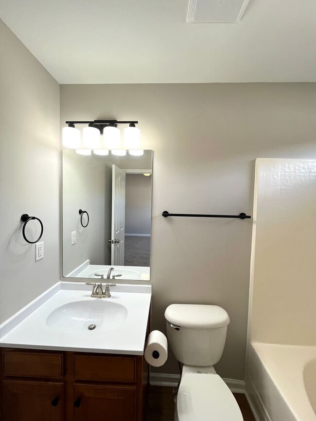 Building Photo - Newly Renovated 3 Bed, 2.5 bathroom Townhome