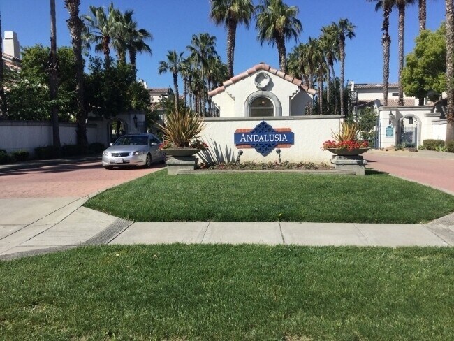 Building Photo - 3 Bedrooms/ 3 Bathrooms; 1,720 Square Foot...