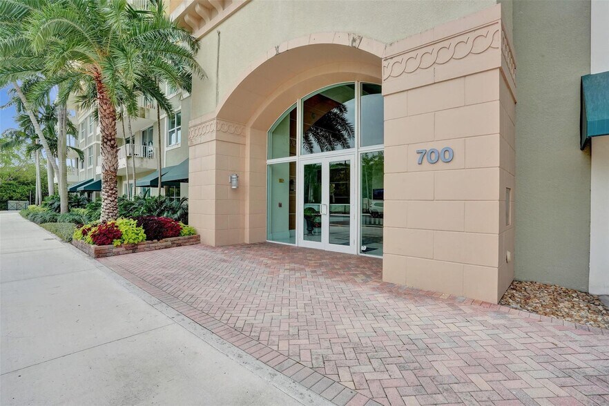 Building Photo - 700 E Boynton Beach Blvd