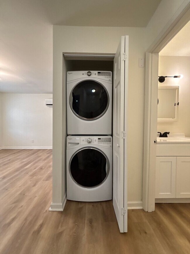 Building Photo - Newly renovated!