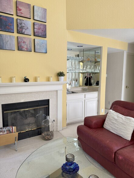 Fireplace & wet bar - 186 Pelican Ln