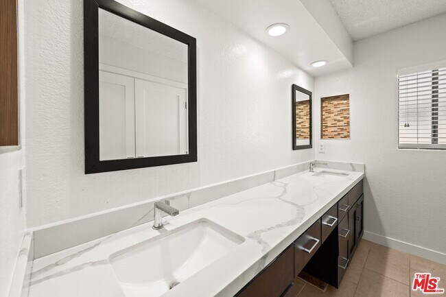 Building Photo - 4069 W Rosecrans Ave