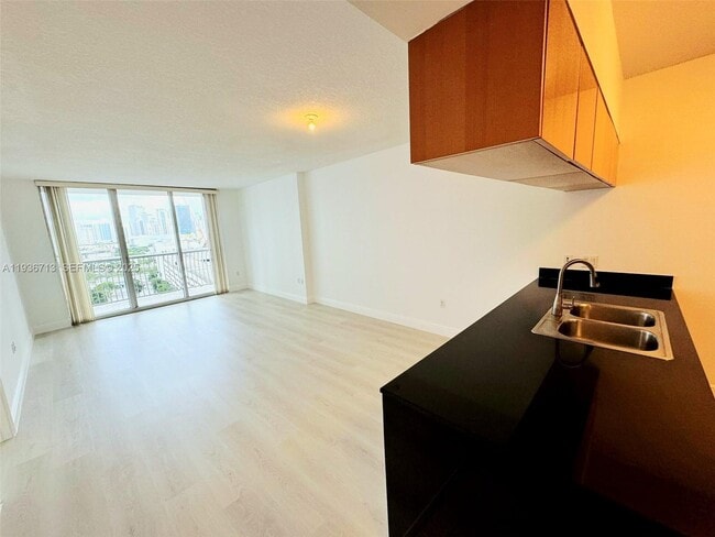 Building Photo - 1750 N Bayshore Dr