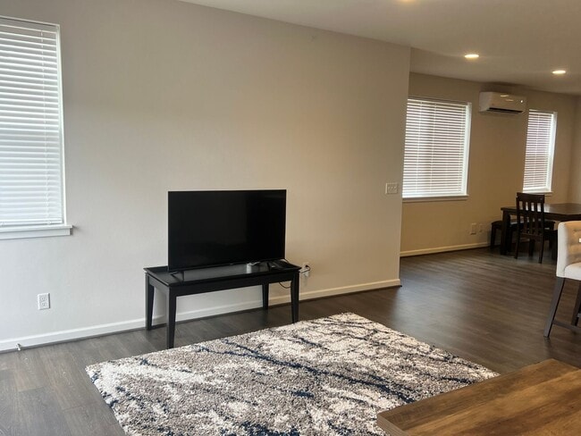 Building Photo - Beautiful Sunridge Townhome in Kent.