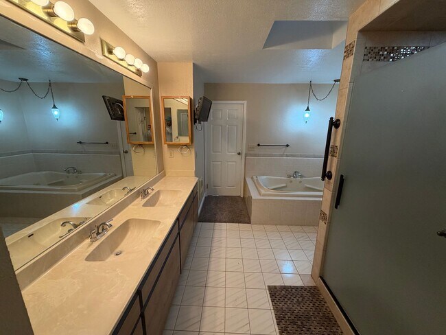 Building Photo - 4 Bed 3 Bath In West Alamo