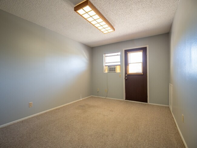 Building Photo - 1209 Hi Stirrup