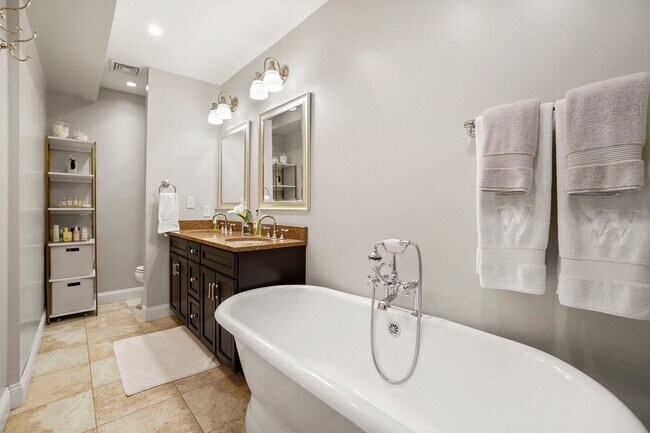 Building Photo - 16 Follen St