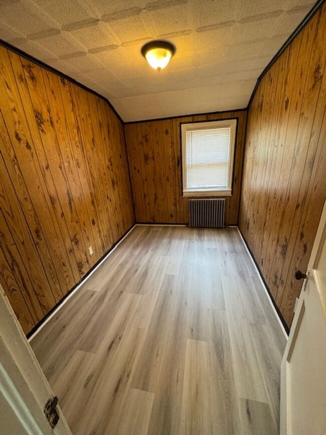 Building Photo - 3BED 2BATH FINISHED BASEMENT $1650/MONTH!