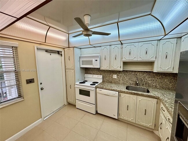 Building Photo - 3351 S Palm Aire Dr