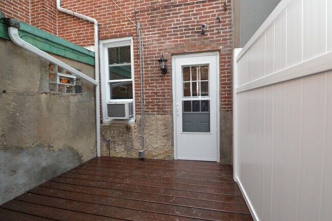 Building Photo - Beautifully Renovated 2BR Fishtown Home with Deck AVAIL 6/1