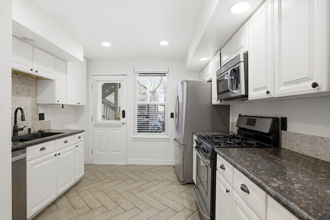 Building Photo - Spacious Two Bedroom in Cap Hill