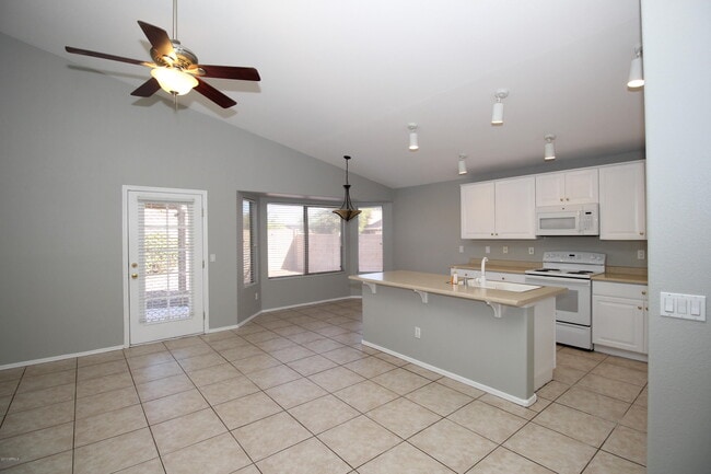 Building Photo - 14900 W Honeysuckle Ln